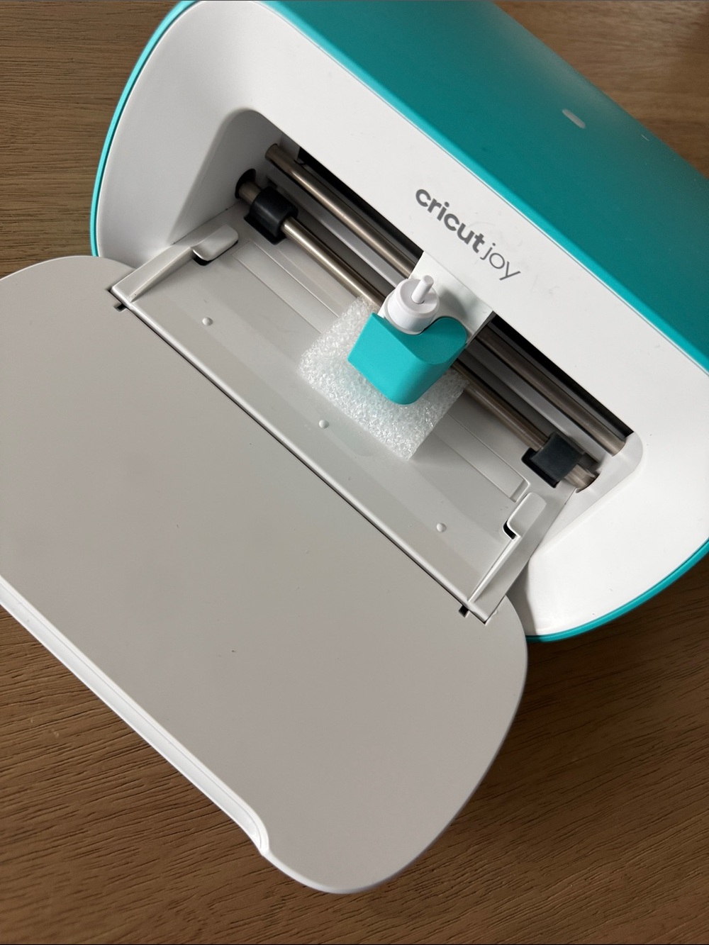 Cricut Joy Kit with Teal and White Machine and Assorted Pens and Labels - Picture 10 of 12